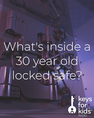 What's Inside a 30 Year Old Locked Safe?